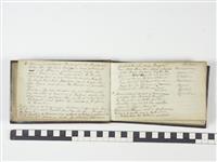 H2007-0575 open.jpg; H2007-0575; Notitieboekje met bruine leren rug met daarin gegevens van een aantal (Deventer) families o.a. Van Suchtelen; notitieboek